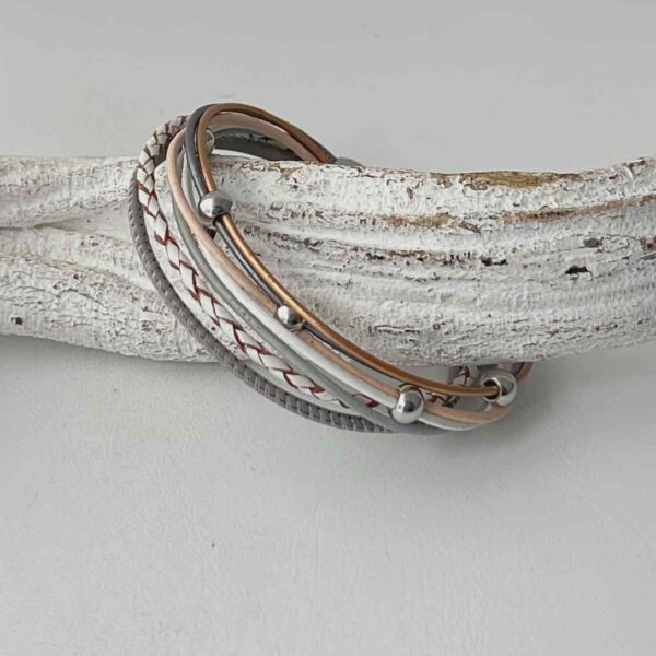 das Lederarmband aus Nappa in weiß-grau-bronze