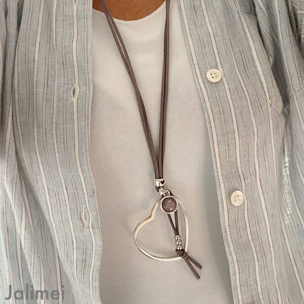 die lange Kette mit offenem Herzanhänger in grau