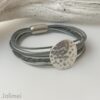 Lederarmband mit gehämmerter Scheibe in grau