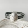 schönes Lederarmband mit einer gehämmerter Scheibe grau