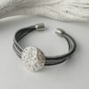 Lederarmband mit gehämmerter Scheibe in grau