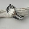 Lederarmband mit einer gehämmerte Scheibe in grau