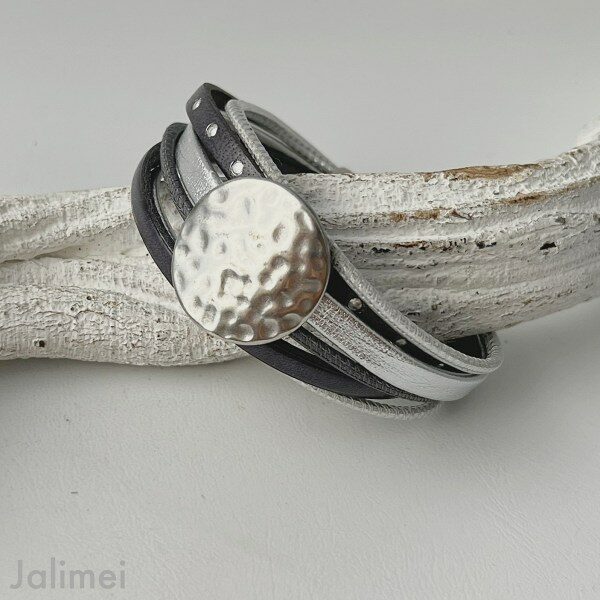 Lederarmband mit einer gehämmerte Scheibe in grau