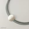 Ledercollier mit gehämmerter Scheibe in grau