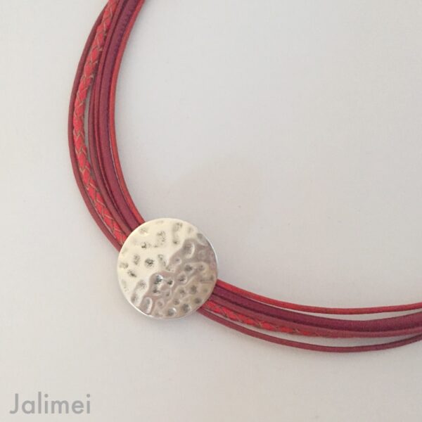 tolles Ledercollier mit gehämmerter Scheibe in rot