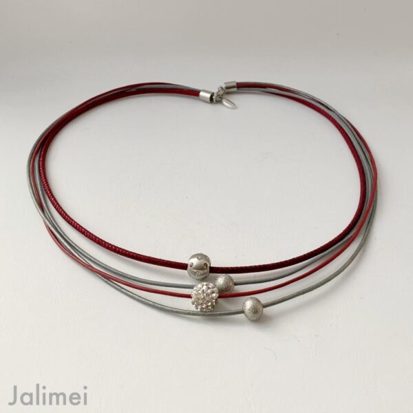 Collier Glitzer mit Kugel weinrot grau
