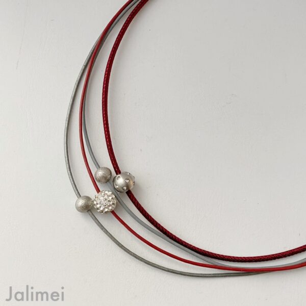 Collier Glitzer mit Kugel in weinrot grau