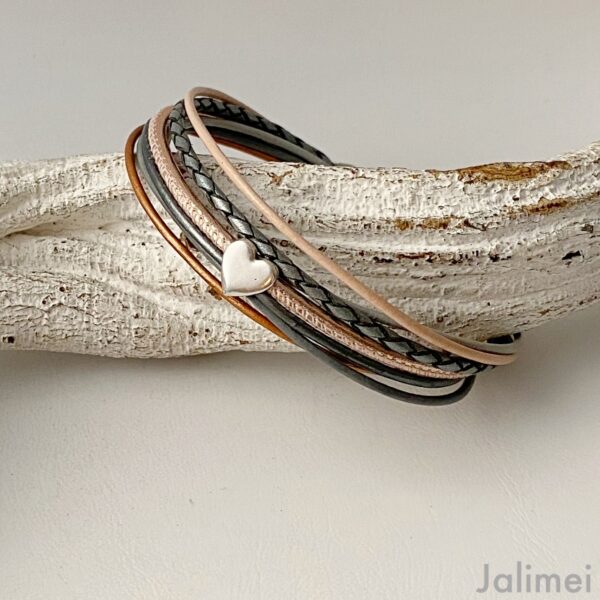 Lederarmband mit kleinem Herz in grau beige
