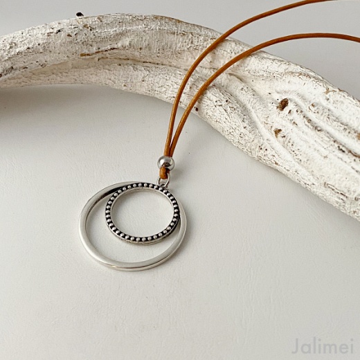 lange Kette doppeltem Kreisanhänger