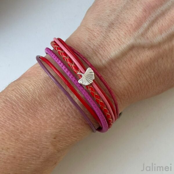 Lederarmband mit Ginkgoblatt in pink-rot
