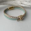 Lederarmband mit einem Knoten in gold mint