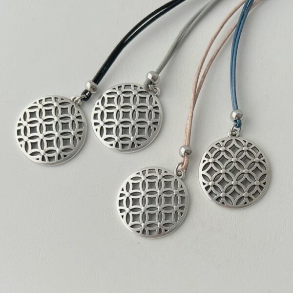 lange Kette mit Blume des Lebens