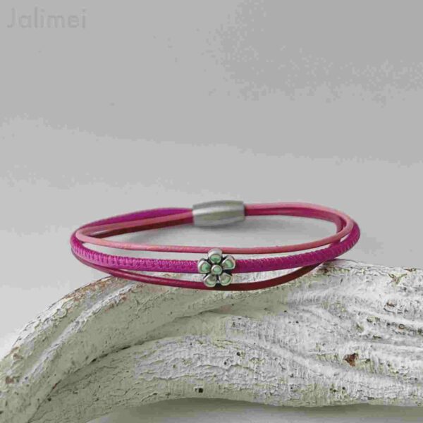 Lederarmband fein mit einem Blümchen in pink