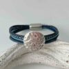 das Lederarmband mit gehämmerter Scheibe in blau