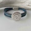 Lederarmband mit einer gehämmerter Scheibe in blau