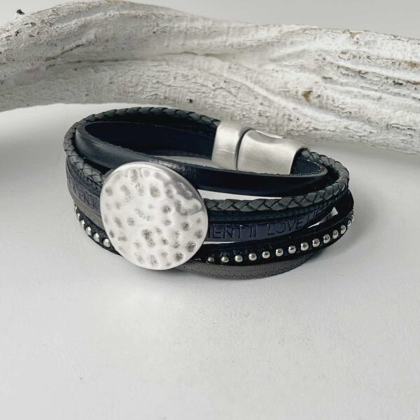 Lederarmband mit einer gehämmerte Scheibe schwarz