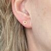 die Ohrstecker mit Miniherzchen in gold