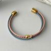 Armband mit Fisch Gold in hellblau-rosa