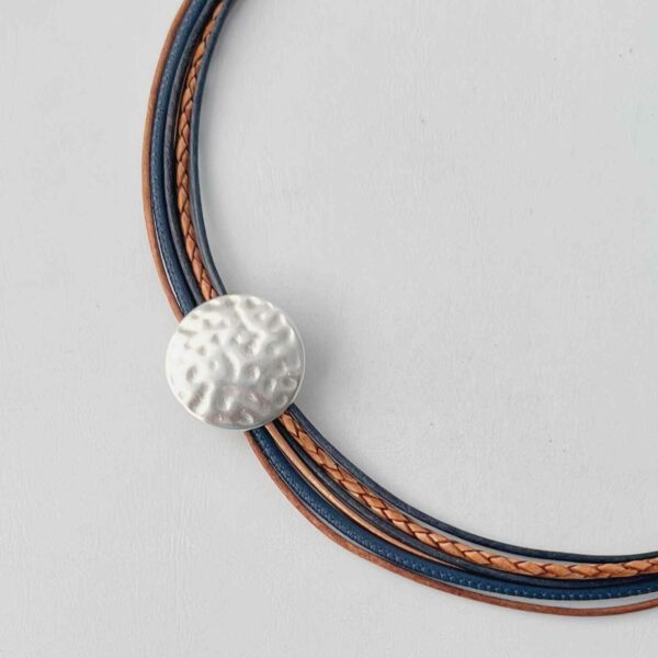 Ledercollier mit einer gehämmerter Scheibe Navy cognac