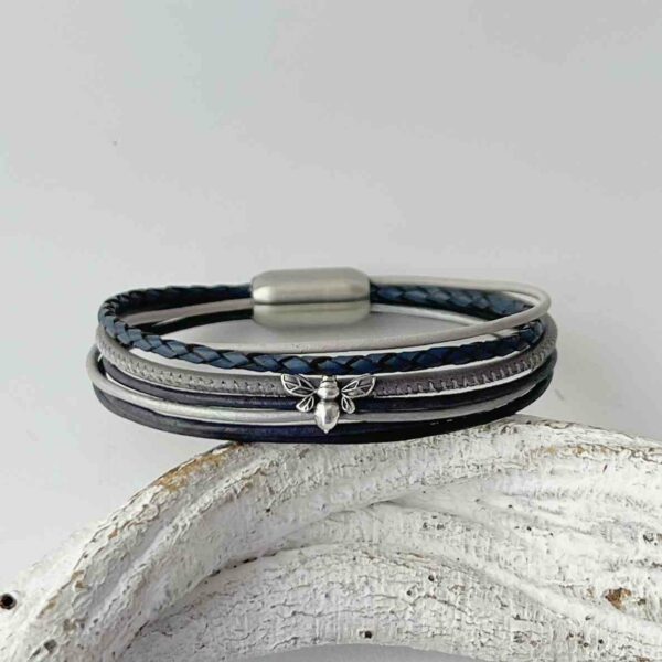 das Lederarmband mit kleiner Biene in blau und grau