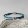 das Lederarmband fein mit Biene in blau