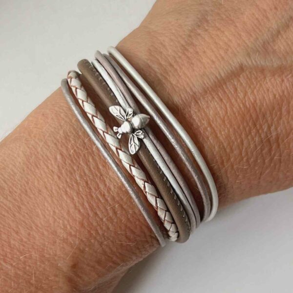 das Lederarmband mit Biene taupe