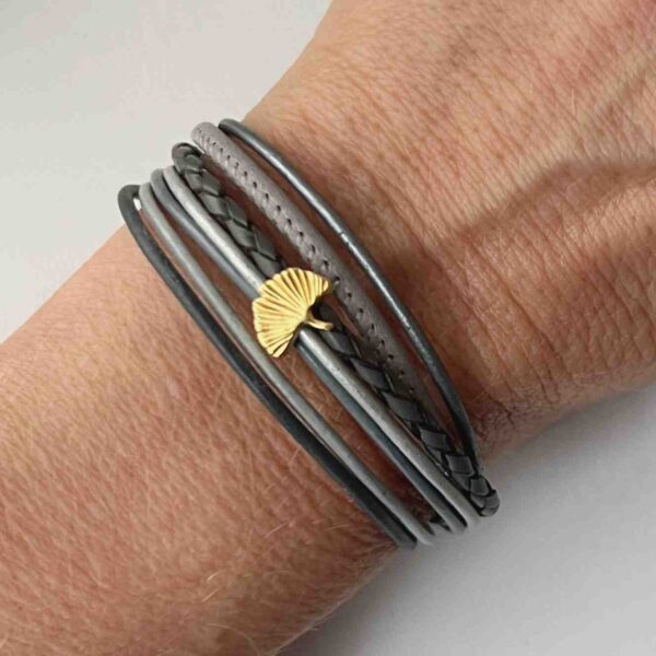 das Lederarmband mit Gingko Blatt Gold grau