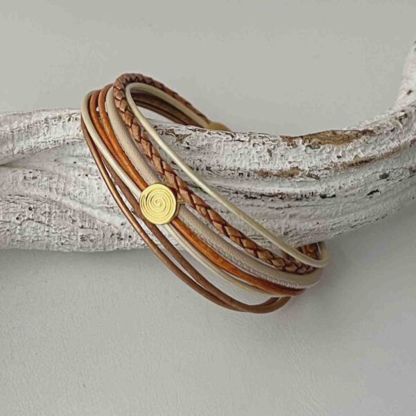Lederarmband mit einer Spirale Gold in braun und beige