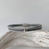 Lederarmband fein mit Biene in grau