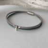 das Lederarmband fein mit Biene grau