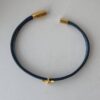 das Lederarmband fein mit goldene Biene blau