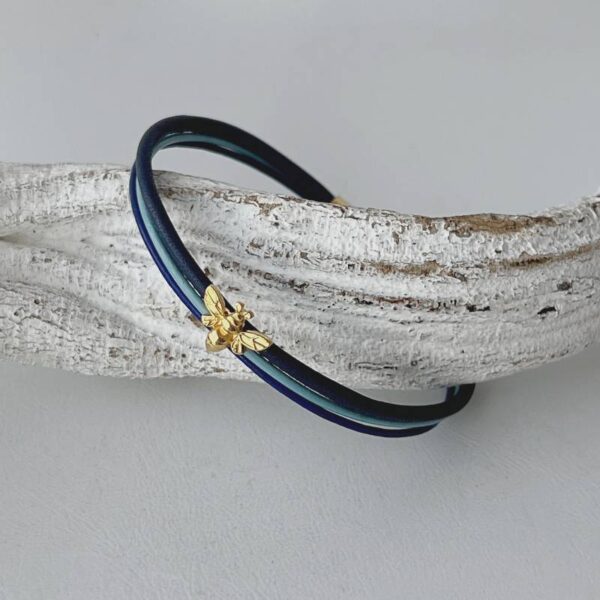 das Lederarmband fein goldene Biene blau
