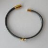 das Lederarmband fein goldene Biene grau