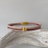Lederarmband fein mit goldene Biene in rosa