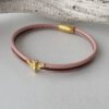 das Lederarmband fein mit goldene Biene rosa