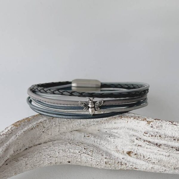 das Lederarmband mit einer Biene in grau
