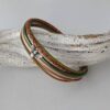 das Lederarmband mit einer Biene oliv beige