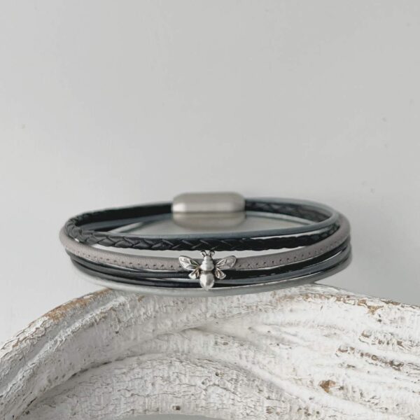 das Lederarmband mit Biene schwarz grau