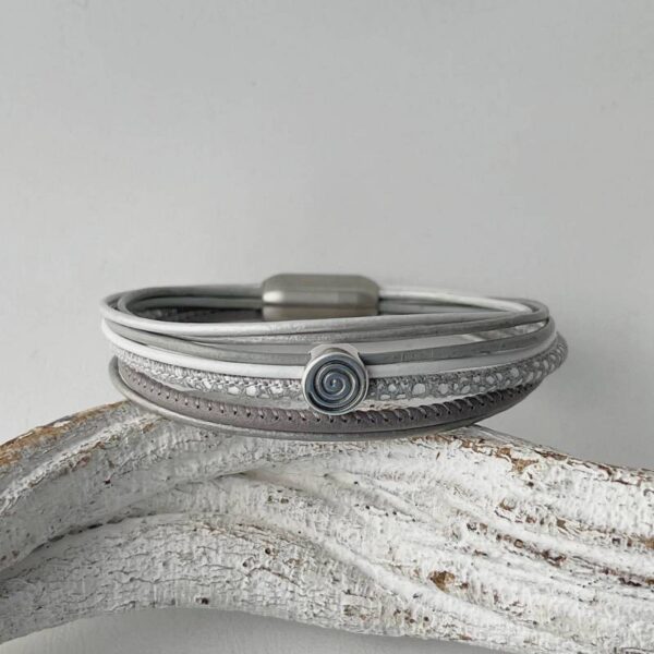 das Lederarmband mit kleine Spirale in grau und weiß