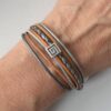 das Lederarmband eckige Spirale grau braun