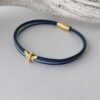 das Lederarmband fein mit goldene Biene in blau