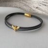 das Lederarmband fein mit goldene Biene grau