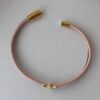das Lederarmband fein goldene Biene rosa