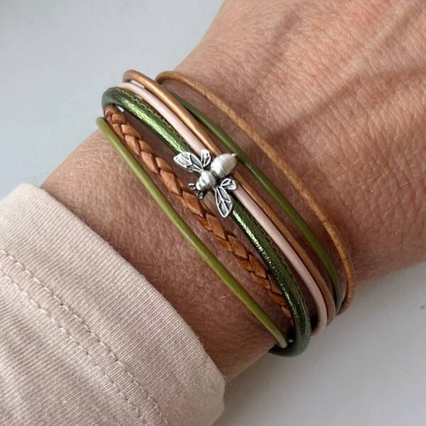 Lederarmband mit Biene oliv beige