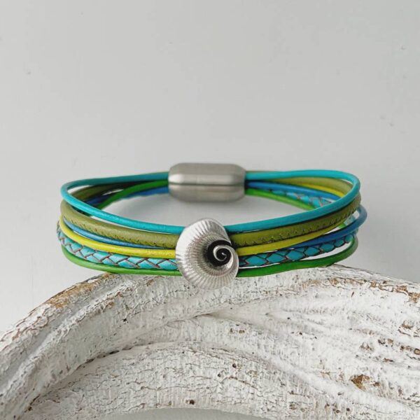 das Lederarmband mit Muschel grün türkis