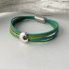 das Lederarmband mit einer Muschel in grün türkis