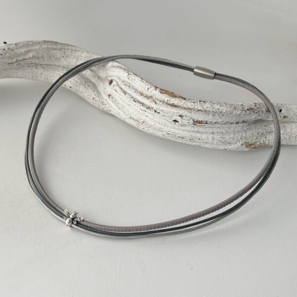 das Ledercollier mit Biene in grau
