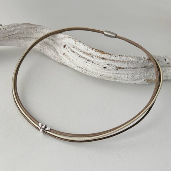 Ledercollier mit einer Biene in taupe