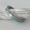 das Lederarmband mit einer Lotusblume in pastel Tönen