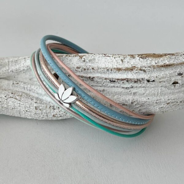 das Lederarmband mit einer Lotusblume in pastel Tönen